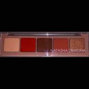 Natasha Denona pallate. Never been used